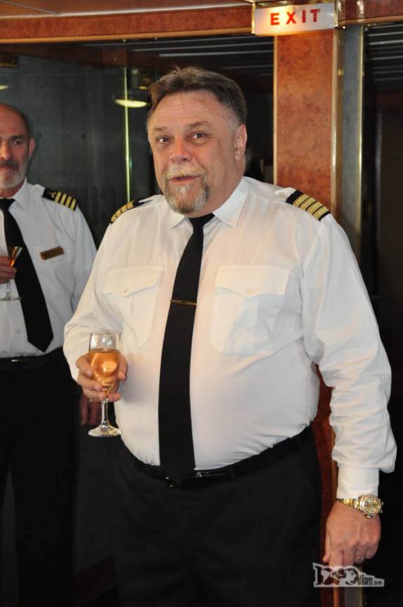 O valente capitão do Sea Spirit se prepara para um discurso durante coquetel de despedidas